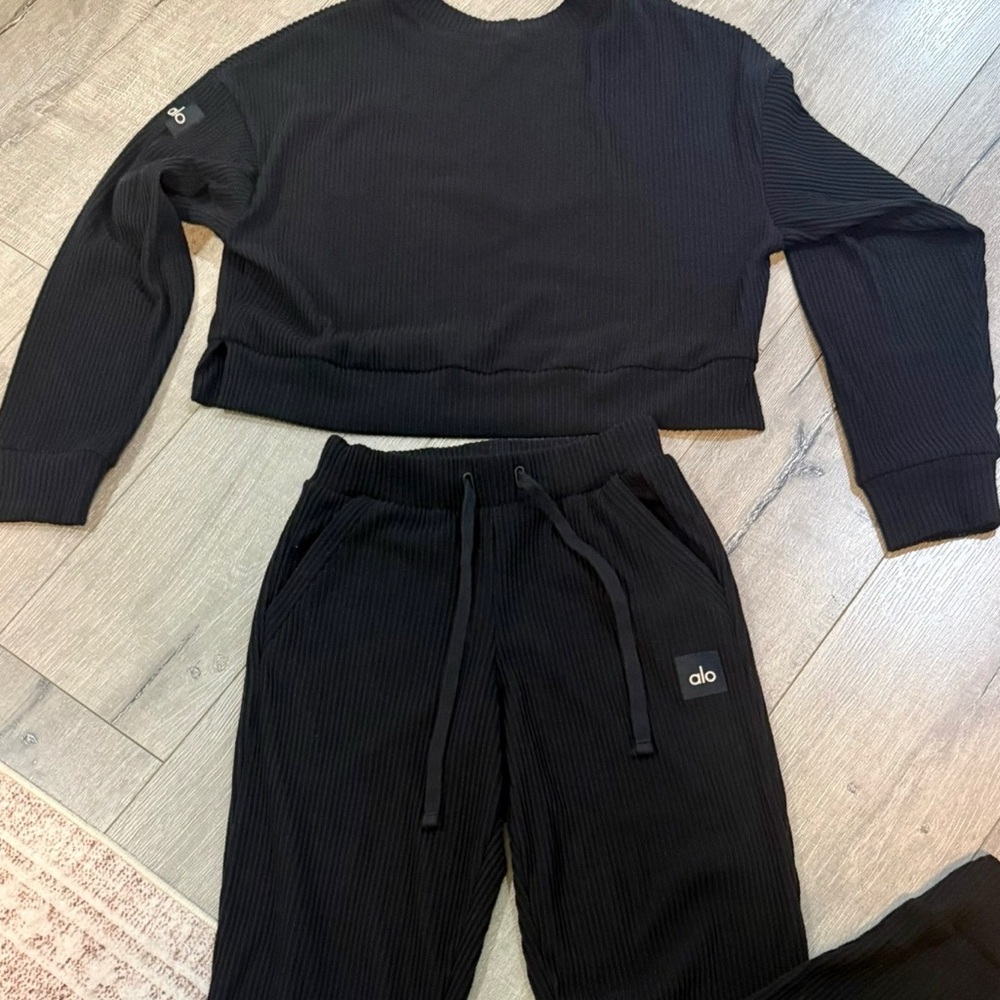 ALO Yoga Muse Black Ribbed Crewneck